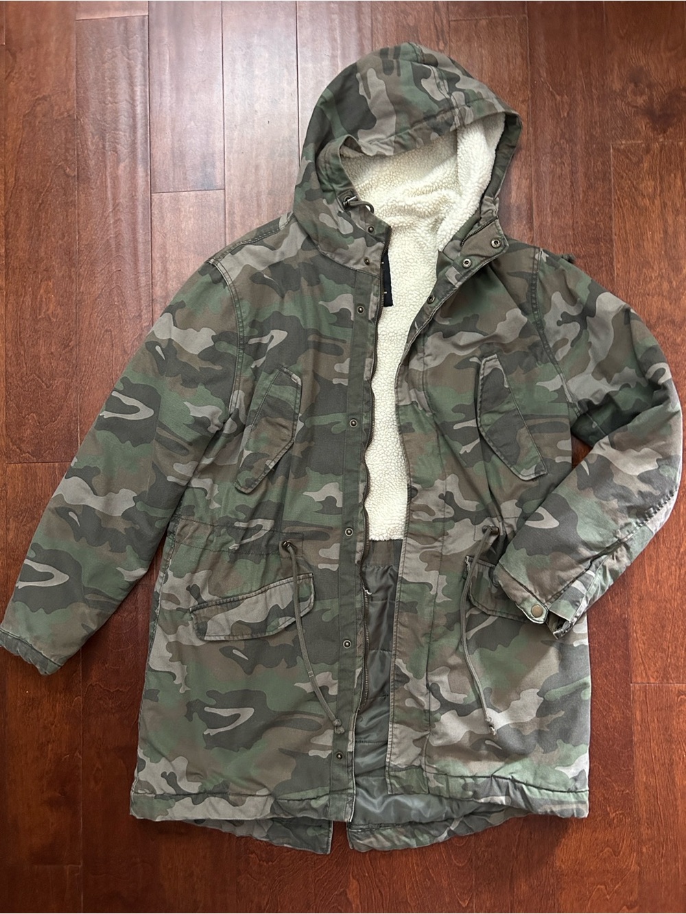 H&M Men's Green Camo Hooded Parka with Sherpa Lining, Size Large